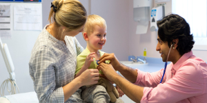 Maniobra Heimlich en bebés y cómo prevenir la asfixia en los más pequeños